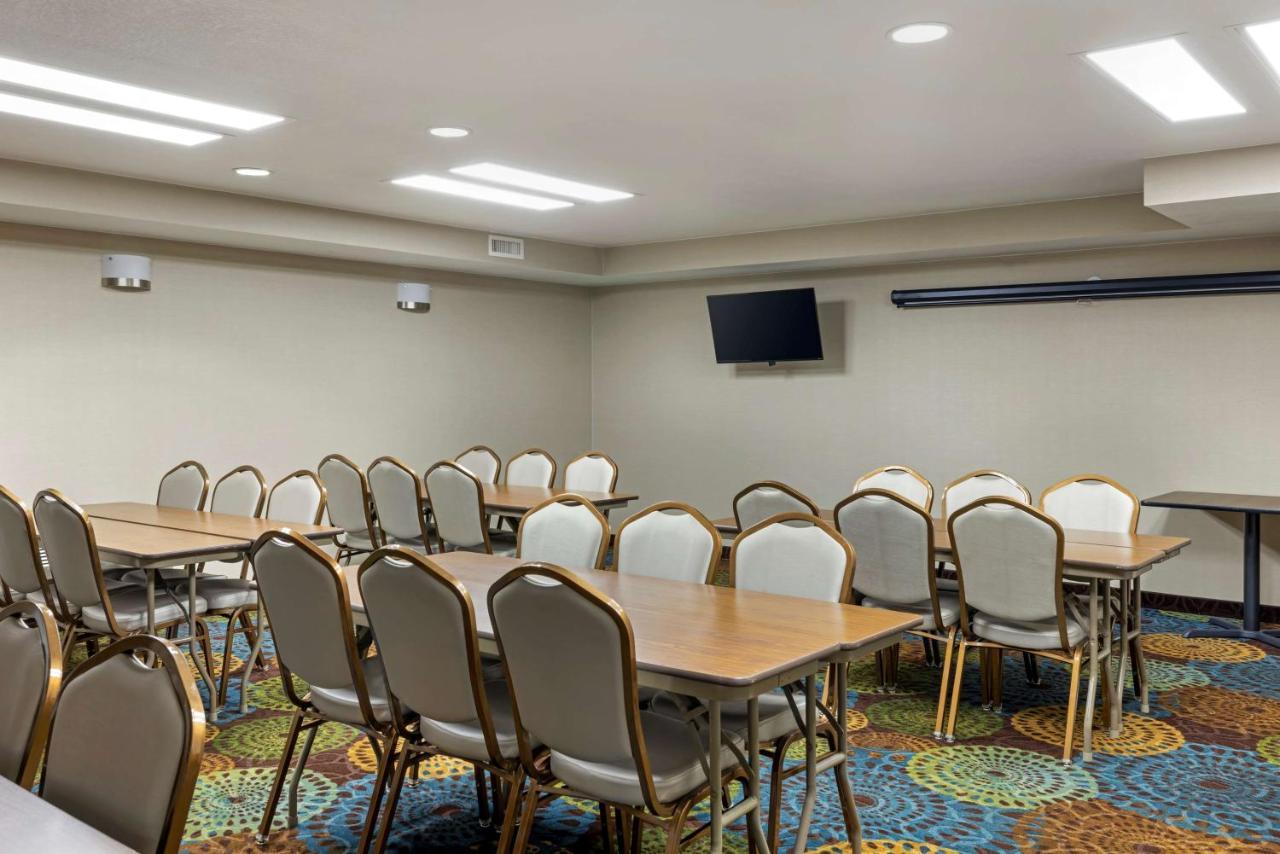 Best Western Watertown Inn & Suites Eksteriør billede