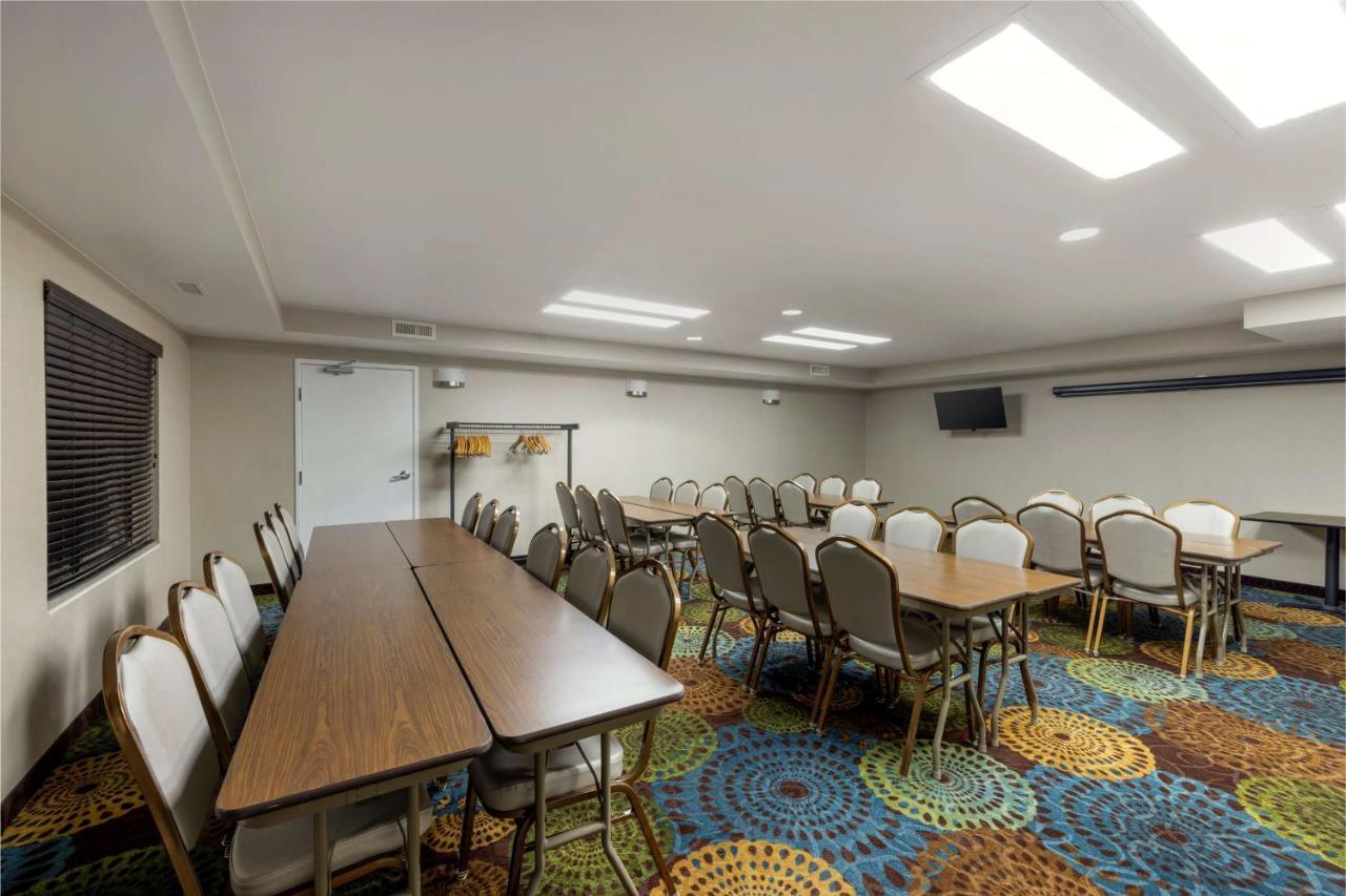 Best Western Watertown Inn & Suites Eksteriør billede